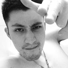 拿着寒梅的男生头像图片_WWW.WHOISQQ.COM