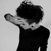 拿着寒梅的男生头像图片_WWW.WHOISQQ.COM