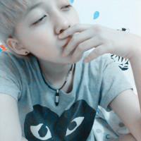 拿着寒梅的男生头像图片_WWW.WHOISQQ.COM