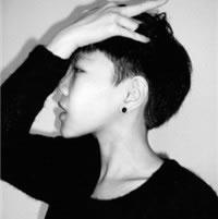 拿着寒梅的男生头像图片_WWW.WHOISQQ.COM
