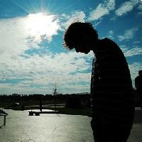 欧美男生抱花头像图片_WWW.WHOISQQ.COM
