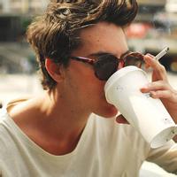 英伦白色男生头像图片_WWW.WHOISQQ.COM