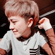 拿苹果男生头像图片_WWW.WHOISQQ.COM