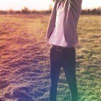 男生坐在地上的头像图片_WWW.WHOISQQ.COM
