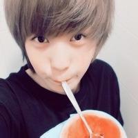 男生喝饮料的头像图片_WWW.WHOISQQ.COM