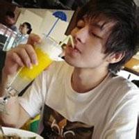 男生喝饮料的头像图片_WWW.WHOISQQ.COM