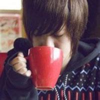 男生喝饮料的头像图片_WWW.WHOISQQ.COM