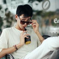 男生喝饮料的头像图片_WWW.WHOISQQ.COM
