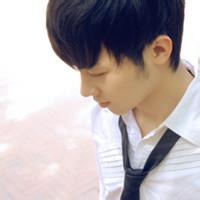 白色的男生头像图片_WWW.WHOISQQ.COM