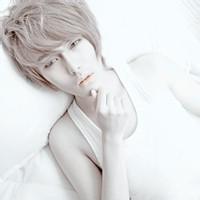 白色的男生头像图片_WWW.WHOISQQ.COM