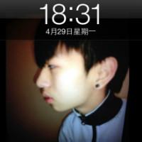 穿校服的男生头像图片教室_WWW.WHOISQQ.COM
