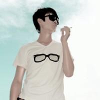白色的男生头像图片_WWW.WHOISQQ.COM