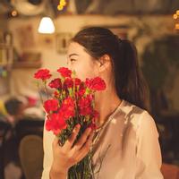 抱花的男生头像图片_WWW.WHOISQQ.COM