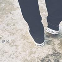 男生穿帆布鞋头像图片_WWW.WHOISQQ.COM