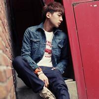 男生穿帆布鞋头像图片_WWW.WHOISQQ.COM