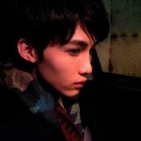 耳机男生头像图片黑色_WWW.WHOISQQ.COM