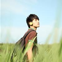 qq头像图片男生仰望蓝天_WWW.WHOISQQ.COM
