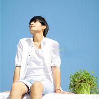 qq头像图片男生仰望蓝天_WWW.WHOISQQ.COM