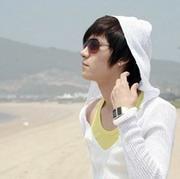 qq头像图片男生仰望蓝天_WWW.WHOISQQ.COM