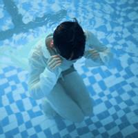 溺水的男生头像图片_WWW.WHOISQQ.COM