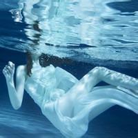 溺水的男生头像图片_WWW.WHOISQQ.COM