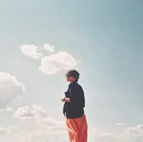 男生趴在床上的头像图片_WWW.WHOISQQ.COM