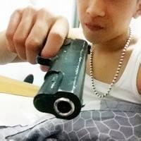 嘴角流血男生头像图片_WWW.WHOISQQ.COM