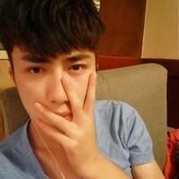 剪刀手的男生头像图片_WWW.WHOISQQ.COM