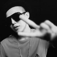 剪刀手的男生头像图片_WWW.WHOISQQ.COM