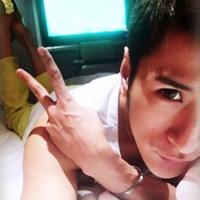 剪刀手的男生头像图片_WWW.WHOISQQ.COM