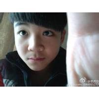 男生抱小虎头像图片_WWW.WHOISQQ.COM