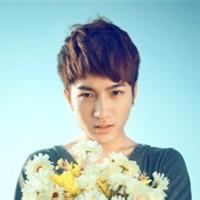 手捧花男生头像图片_WWW.WHOISQQ.COM