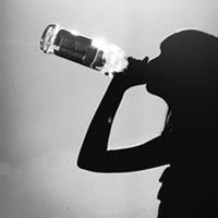 拿着酒瓶喝酒男生头像图片_WWW.WHOISQQ.COM