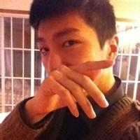 男生红色衬衫头像图片_WWW.WHOISQQ.COM