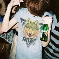 拿着酒瓶喝酒男生头像图片_WWW.WHOISQQ.COM