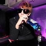 拿着酒瓶喝酒男生头像图片_WWW.WHOISQQ.COM