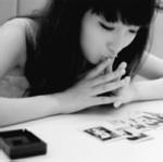 拿着酒瓶喝酒男生头像图片_WWW.WHOISQQ.COM