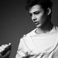 一个人欧美男生头像图片_WWW.WHOISQQ.COM