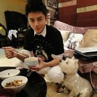 qq头像图片男生在吃东西_WWW.WHOISQQ.COM