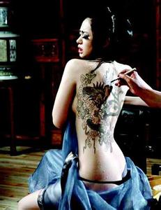 男生裸背纹身头像图片_WWW.WHOISQQ.COM