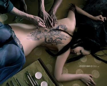 男生裸背纹身头像图片_WWW.WHOISQQ.COM