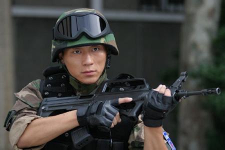 拿枪的男生头像图片手枪_WWW.WHOISQQ.COM