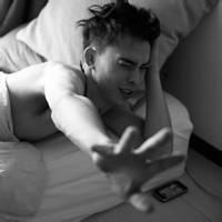 qq头像图片男生躺下的_WWW.WHOISQQ.COM