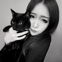 男生横抱着女生的头像图片_WWW.WHOISQQ.COM