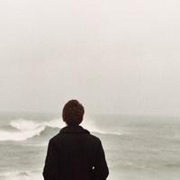穿衬衣的男生背影头像图片_WWW.WHOISQQ.COM