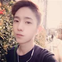 坐在沙发男生头像图片_WWW.WHOISQQ.COM
