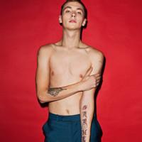 红色背景头像图片男生_WWW.WHOISQQ.COM
