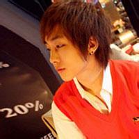 红色背景头像图片男生_WWW.WHOISQQ.COM