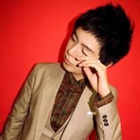 红色背景头像图片男生_WWW.WHOISQQ.COM