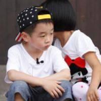 男生抱羊的头像图片_WWW.WHOISQQ.COM